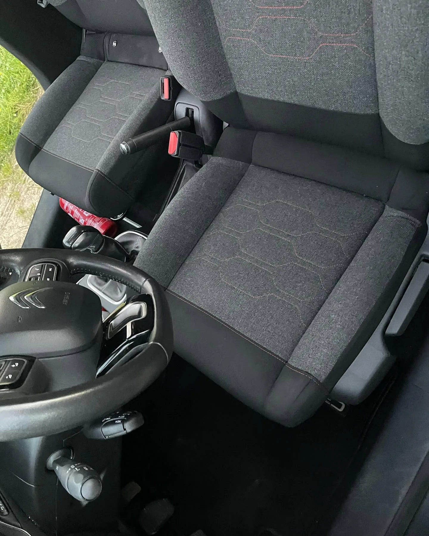 Détail d'un nettoyage véhicule intérieur et extérieur Clear Up