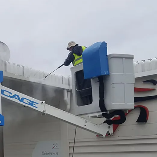 Nettoyage d'enseigne commerciale